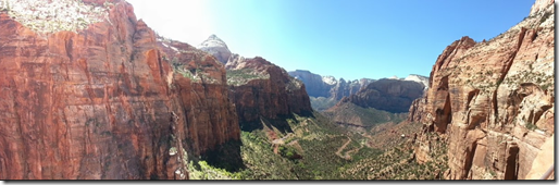 View from the top of the Canyon Overlook trail into the Zion National Park